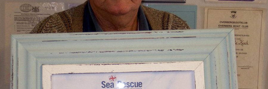 Die National Sea Rescue Institute (NSRI) het onlangs ‘n spesiale en geraamde sertifikaat aan Gansbaai se afgetrede SAMSA Ondersoek-/Veiligheidsbeampte, Koos de Kock, oorhandig. “This certificate is for generously supporting Sea Rescue and we thank you for your kind contribution,” lui die bewoording op die sertifikaat. Koos was vir sowat 11 jaar, sedert 2004 by NSRI betrokke.     
